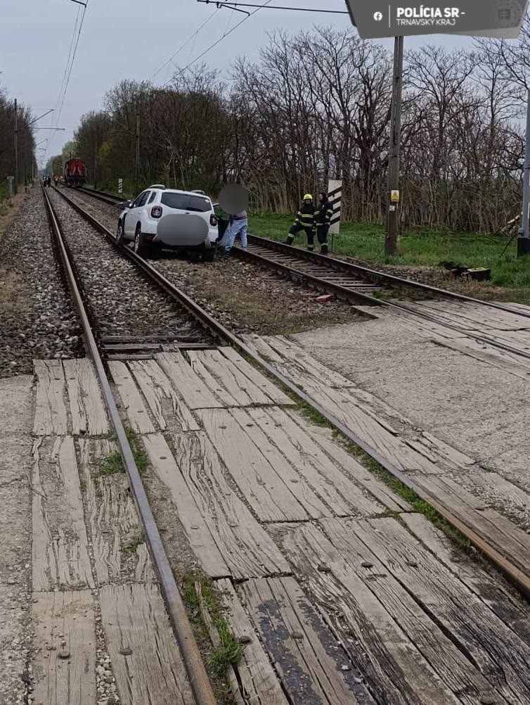 Zrážka auta s vlakom medzi Gáňom a Sereďou sa zaobišla bez zranení