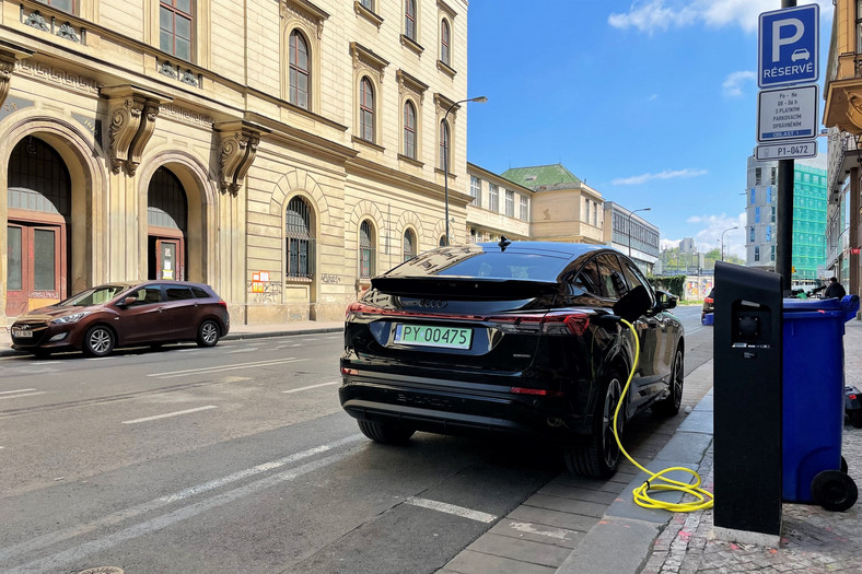 Testujemy koszty ładowania na trasie z Audi Q4 e-tron Sportback