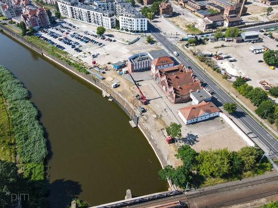 Trwa remont i wzmacnianie muru oporowego nad Wartą w Poznaniu fot. PIM