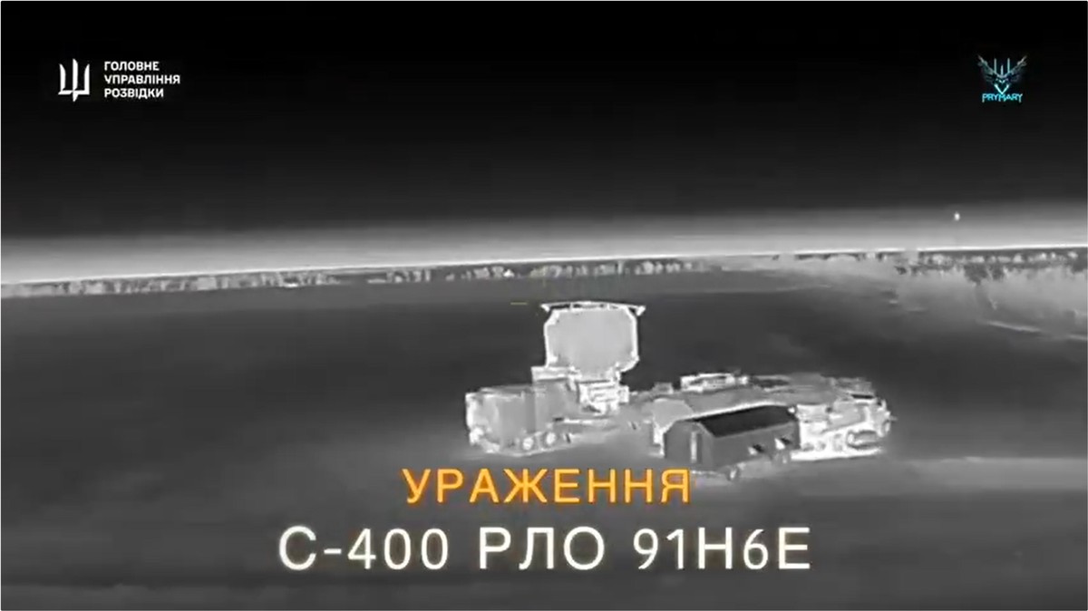 Kadr filmu przedstawiający trafienie w stację radiolokacyjną 91N6E. Radar jest częścią baterii S-400.