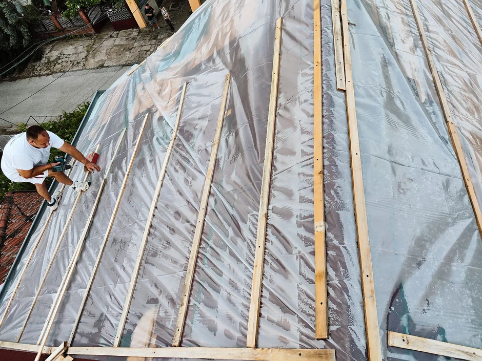 Steva Marić iz Petrovaradina besplatno popravlja krovove