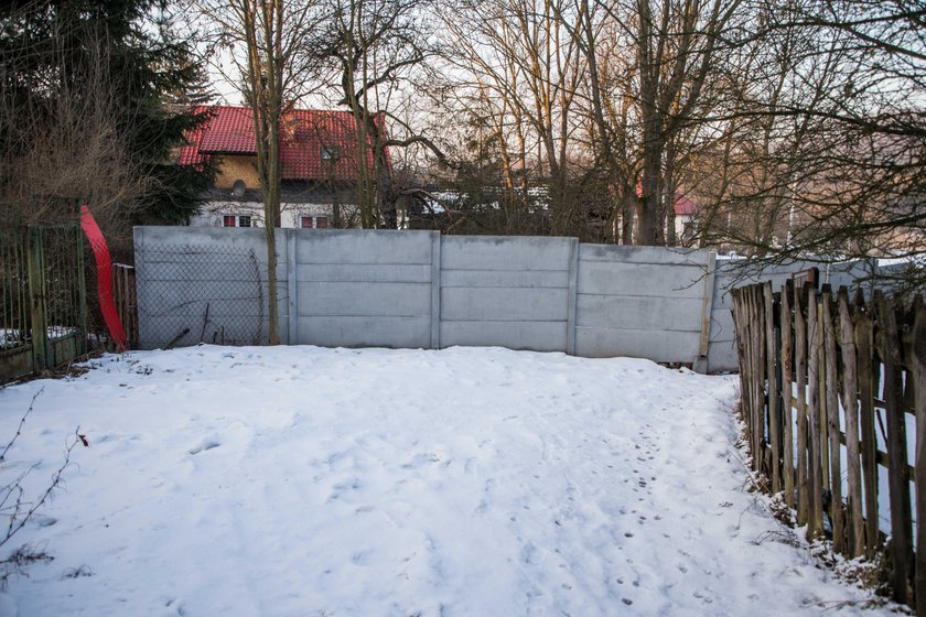 Sąsiadka postawiła mur na drodze i odcięła niepełnosprawnych od świata