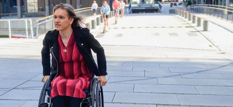 Zdrowy mężczyzna czuje się kobietą i porusza się na wózku. Niepełnosprawni oburzeni