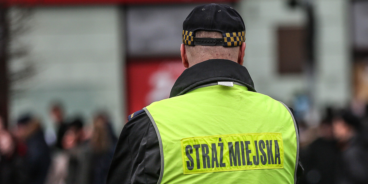 Brutalna interwencja straży miejskiej w Ełku. Gazem w oczy za brak maseczki