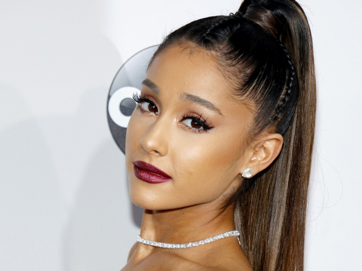 Ariana Grande zmieniła okładkę swojego pierwszego albumu. Wszystko przez negatywne komentarze fanów