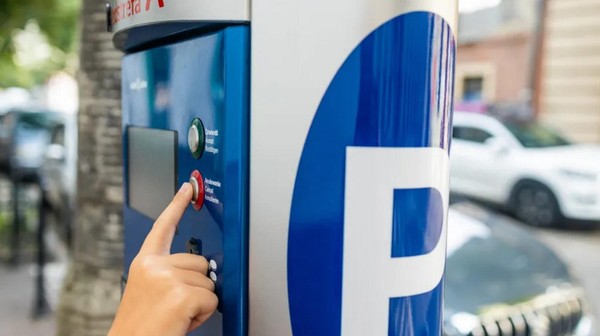 Na części parkomatów pojawiły się nieautoryzowane naklejki z kodami QR. Urzędnicy apelują o ostrożność.