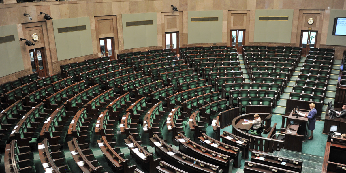 Posłowie wychodzą z Sejmu