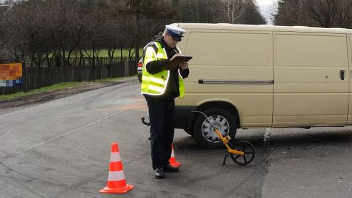 11 kwietnia, tuż po godzinie 21, dyżurny jednostki skierował policjantów z Komisariatu Policji w Przedborzu do miejscowości Przerąb, gdzie według zgłoszenia na środku drogi leżał człowiek. Kilka minut później mundurowi potwierdzili ten fakt.