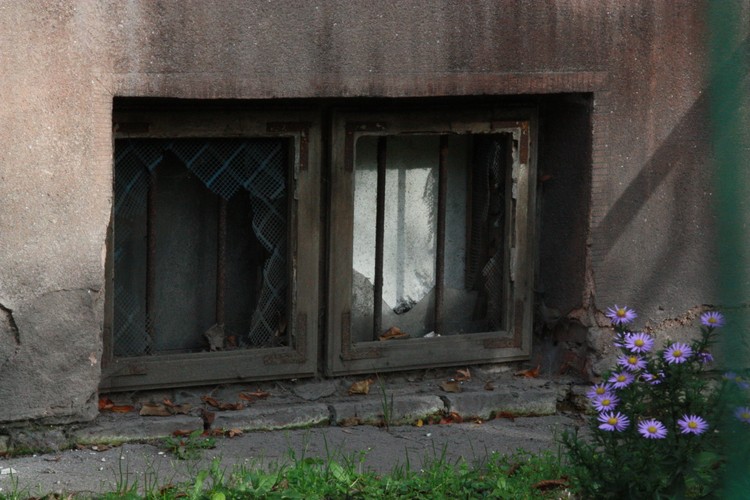 Siedziba i więzienie NKWD przy ulicy Cienistej w Warszawie, kilka domów dalej od więzienia przy ulicy Świerszcza