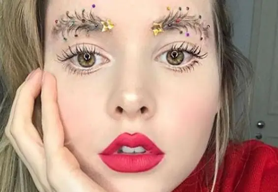 Christmas Tree Eyebrow to świąteczny beauty trend, który wygrywa te święta