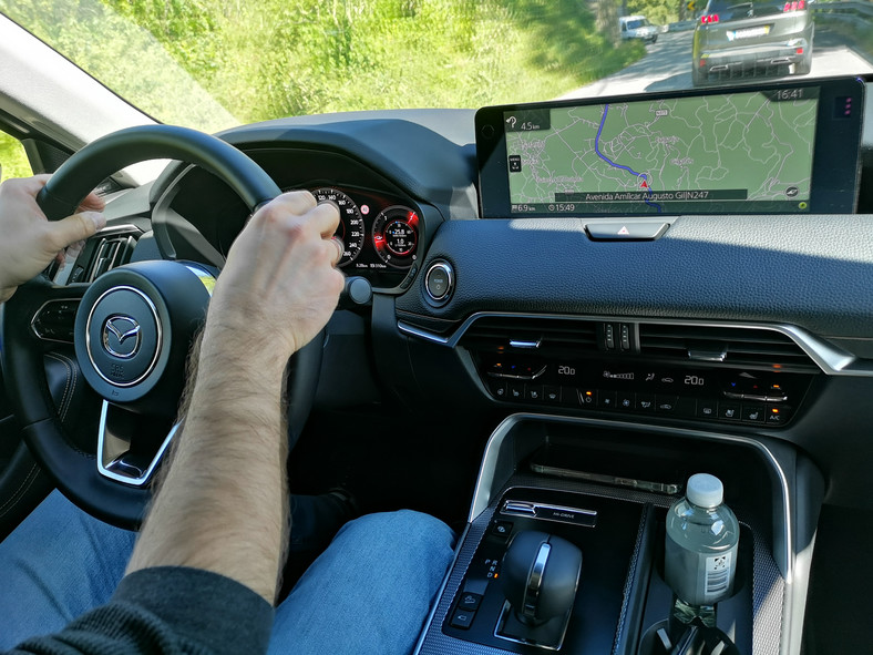 Mazda CX-60 ma na pokładzie android auto. Wnętrze to połączenie wysokiej jakości materiałów oraz systemu, któremu powierzono automatyczne dostosowanie otoczenia kierowcy
