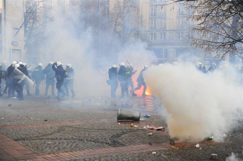 Zadyma podczas Marszu Niepodległości