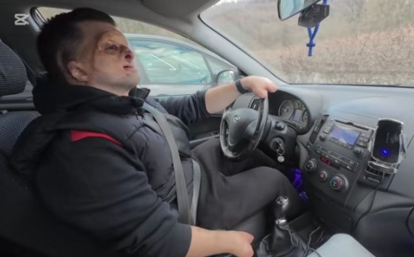 Aleksandar kako vozi automobil