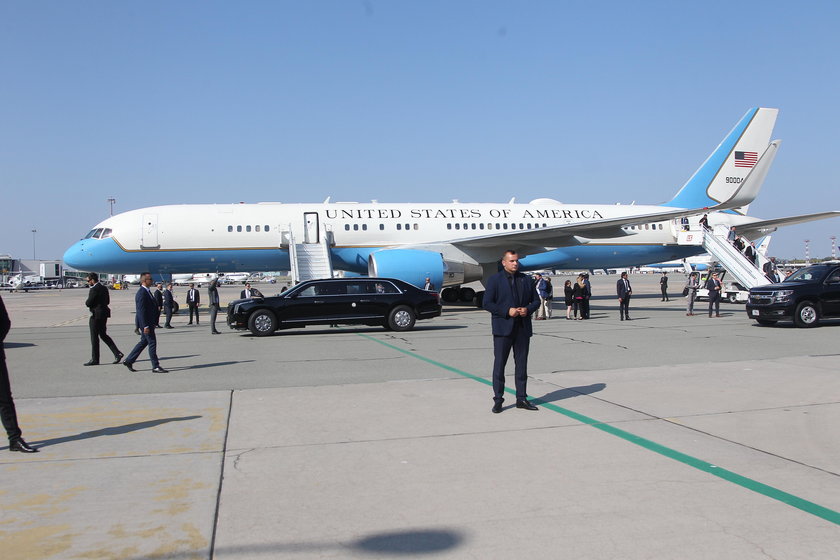 Powitanie wiceprezydenta USA na lotnisku