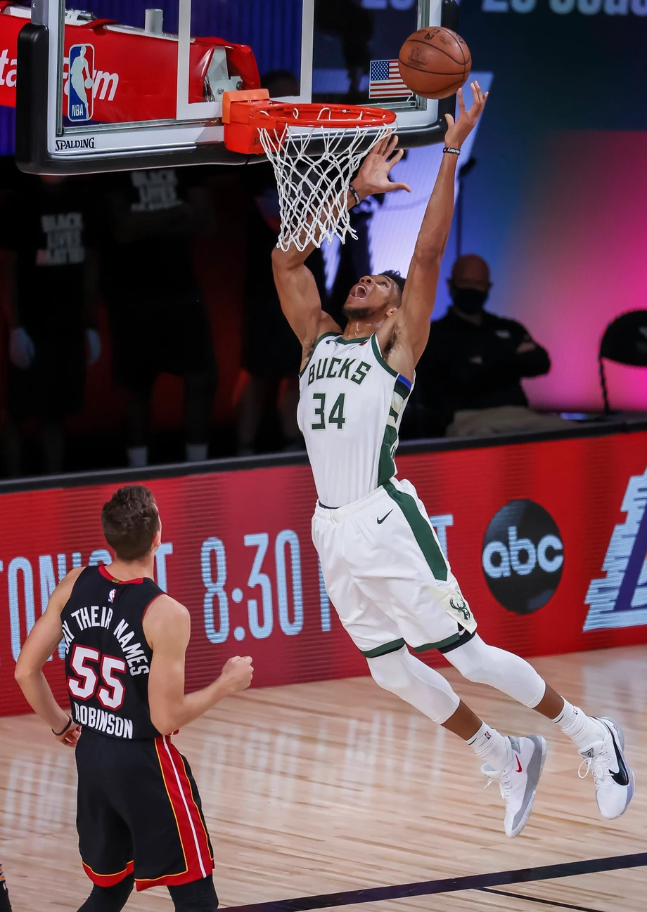 Giannis Antetokounmpo trafia do kosza