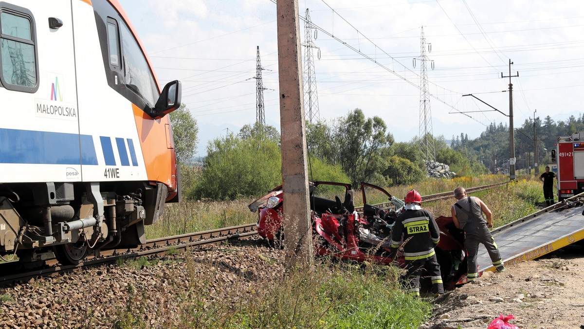 Podczas egzaminu na prawo jazdy na przejeździe kolejowym w Szaflarach zginęła 18-letnia kursantka. Nowotarska prokuratura skierowała do Sądu Okręgowego w Nowym Sączu akt oskarżenia przeciwko egzaminatorowi, który uciekł z samochodu przed nadjeżdżającym pociągiem i zostawił kursantkę.