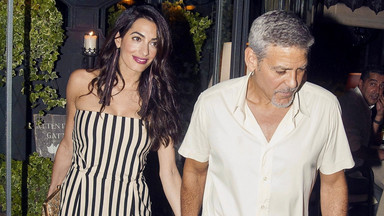 Amal Clooney w seksownym kombinezonie dwa miesiące po porodzie