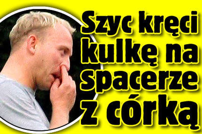 Szyc kręci kulkę na spacerze z córką