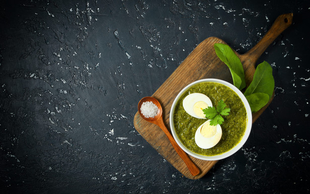 Zupa szczawiowa to danie, które kojarzy się z wiosną. Jak przygotowuje ją Ewa Wachowicz?