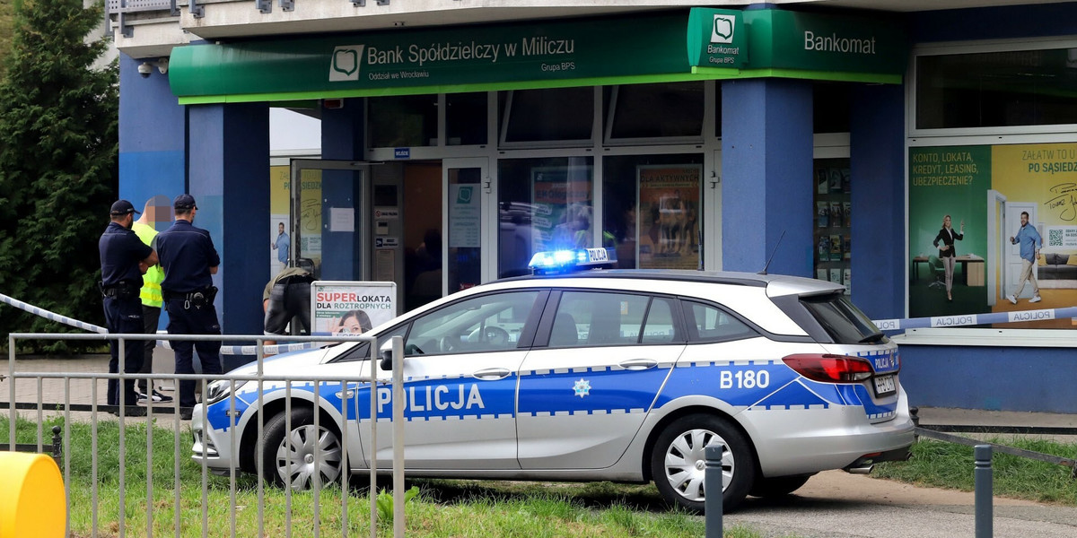 Trwa policyjna obława za sprawcą napadu na bank przy ul. Kamiennej we Wrocławiu. Służby apelują o pomoc do kierowców.