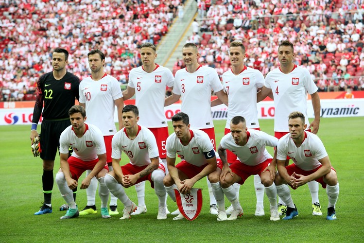 Z przodu, od lewej: Bartosz Bereszyński, Dawid Kownacki, Robert Lewandowski, Jacek Góralski, Maciej Rybus; z tyłu, od lewej: Łukasz Fabiański, Grzegorz Krychowiak, Jan Bednarek, Artur Jędrzejczak, Arkadiusz Milik i Thiago Cionek