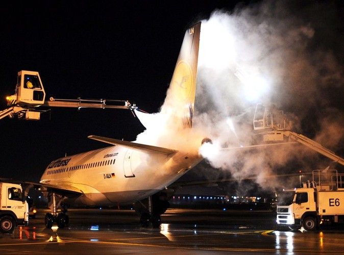 Samolot Lufthansa zabezpieczany przed mrozem na lotnisku w Hanowerze