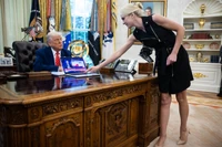 Grają plotkami o Trumpie i jego asystentce. "Będzie wściekły"