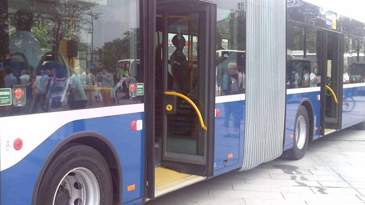 Aż cztery lata trzeba było czekać na zabezpieczenie osuwiska i powrót autobusów na ulicę Sawiczewskich. Linia 145 na zabezpieczoną trasę powróci w tę sobotę, co zapowiedział prezydent Jacek Majchrowski.