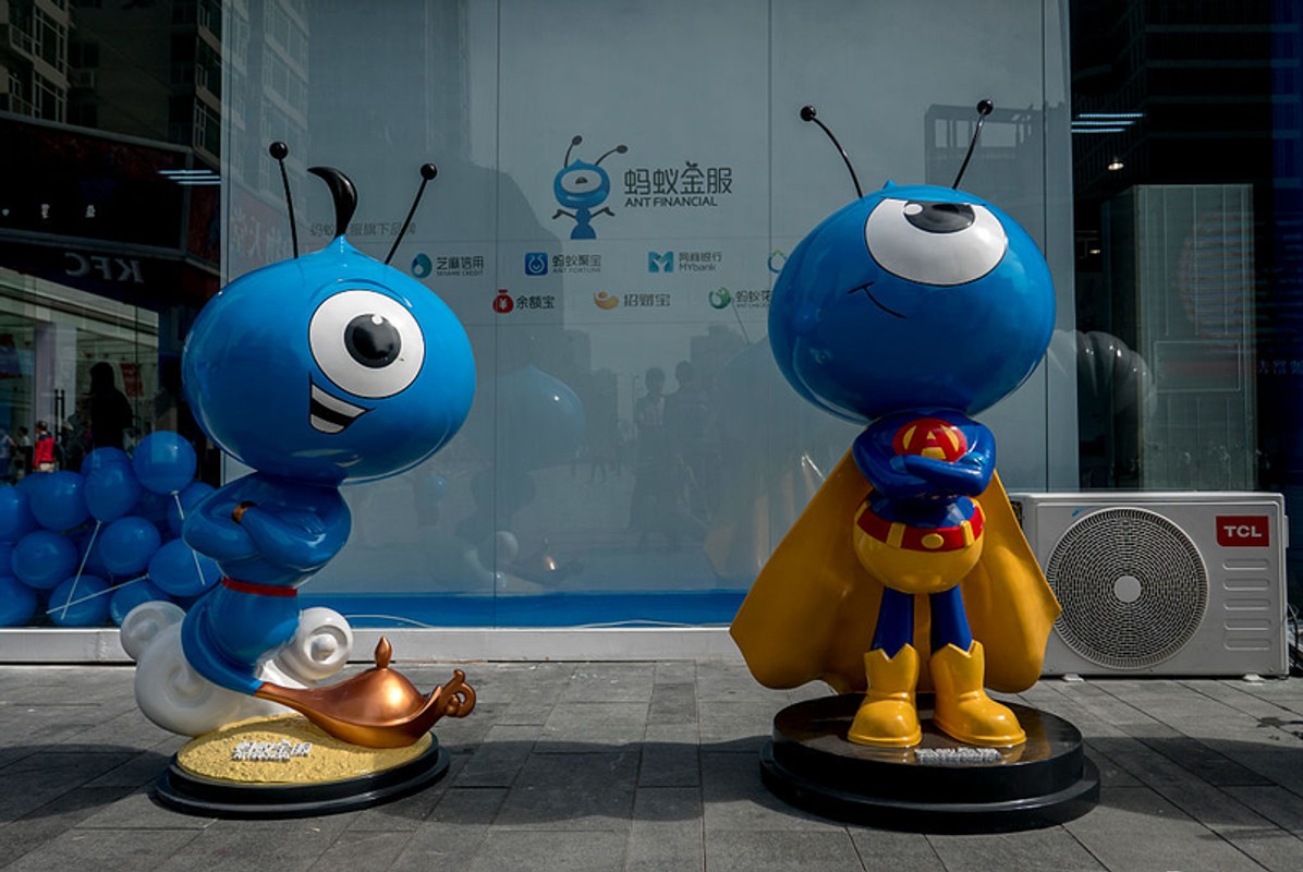 Mrówki-maskotki Ant Financial jako Aladyn i Superman