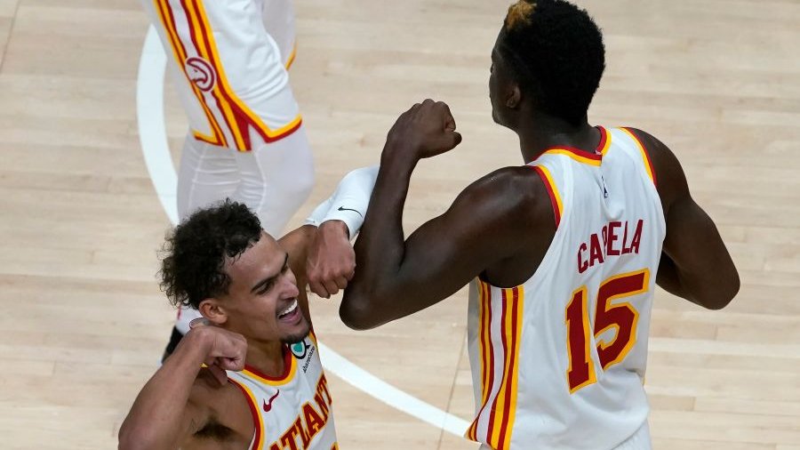 Trae Young i Clint Capela / fot. wikimedia commons