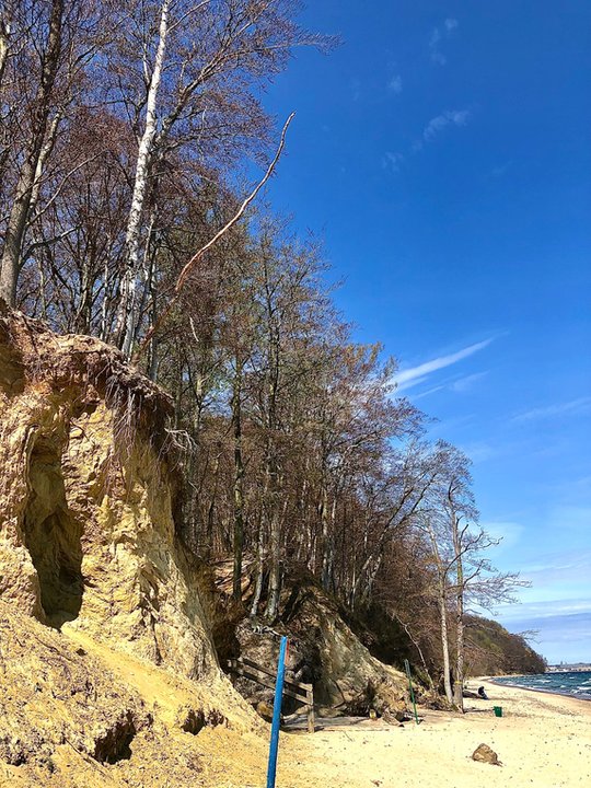 Do plaży Redłowskiej na której znajdują się m.in. historyczny bunkier i  kamienna wieża, prowadzi malowniczy wąwóz 