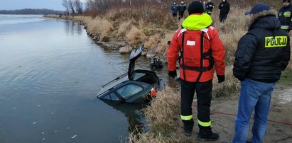 Kierowca nie zaciągnął hamulca. BMW skończyło w Wiśle