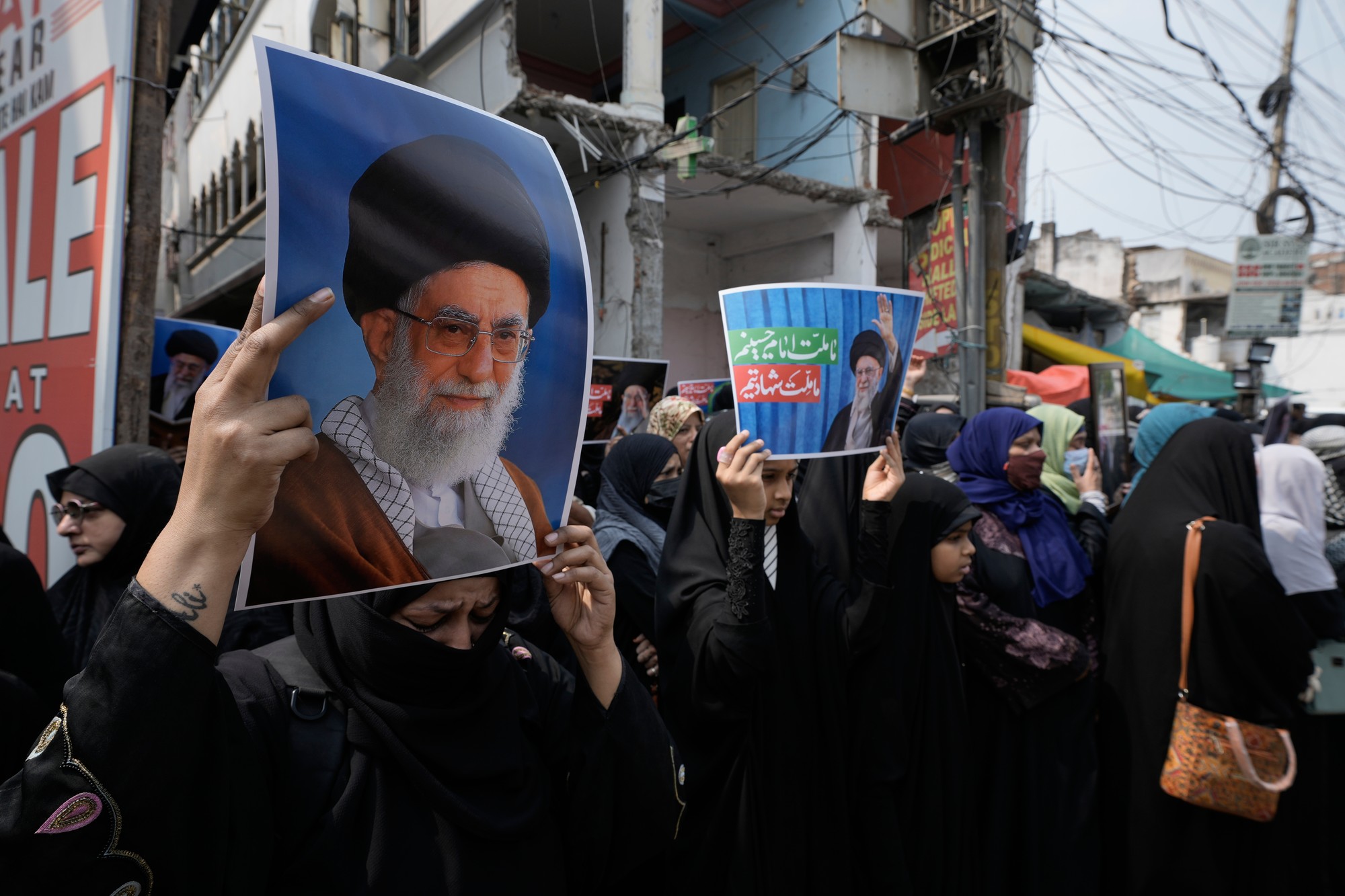 Šiitskí moslimovia držia obraz iránskeho najvyššieho vodcu ajatolláha Alího Chameneího počas protestu proti USA a Izraelu.