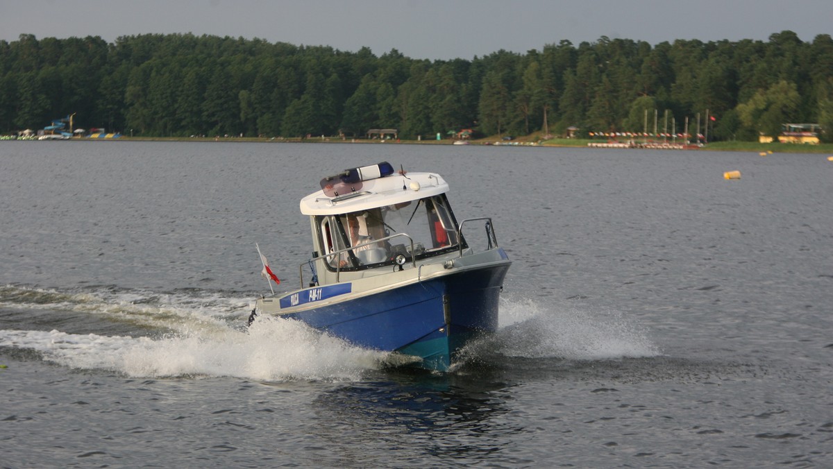 56-letni windsurfer nie był w stanie ani utrzymać się na desce, ani wpław dotrzeć do brzegu. Wyczerpany wzywał pomocy. Policjanci patrolujący Zalew Siemianówka udzielili mu pomocy i przetransportowali na brzeg.