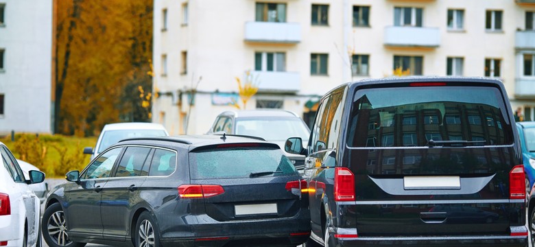 Sąsiad notorycznie parkuje na twoim miejscu postojowym? Oto co możesz zrobić