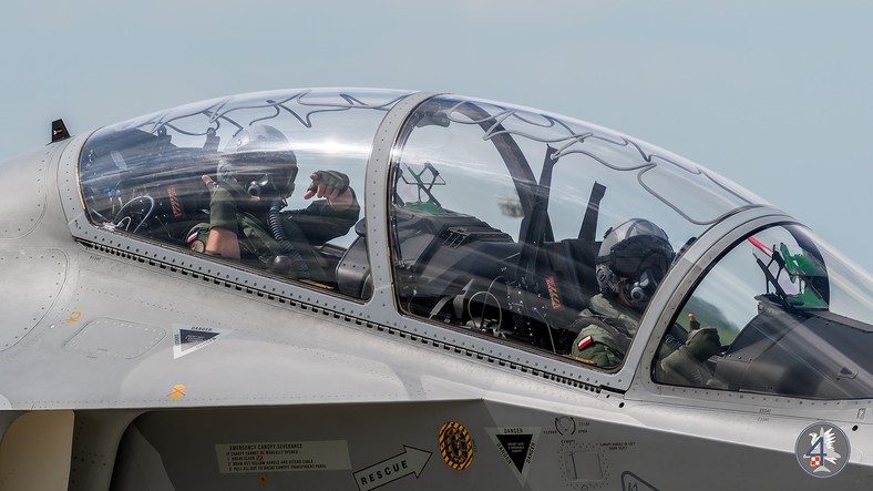 Pilot i instruktor w kabinie Bielika