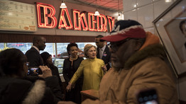 Hillary Clinton nem mer nyilvánosan sajttortát enni - Képek