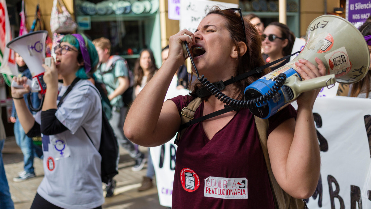 Hiszpańskie kobiety przygotowują się do 24-godzinnego strajku. W ten sposób chcą uczcić przypadający 8 marca Międzynarodowy Dzień Kobiet. Hiszpanki chcą zaprotestować nie tylko przeciwko niskim płacom, ale też przeciwko dyskryminacji, którą odczuwają w niemal każdej dziedzinie życia oraz męskiej przemocy. "W demokracji XXI wieku jest to niedopuszczalne" - podkreśla zaangażowana w akcję burmistrzyni Barcelony Ada Colau.
