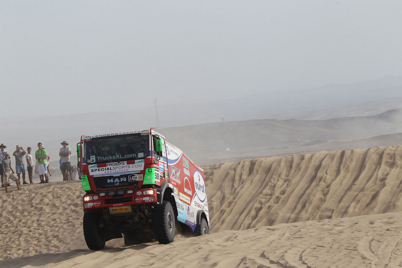 Dakar 2013: Hołowczyc zawiedziony, Sainz utknął na wydmach (2. etap, wyniki, galeria)