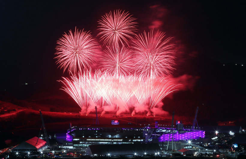 Fajerwerki nad stadionem olimpijskim podczas ceremonii zamknięcia igrzysk