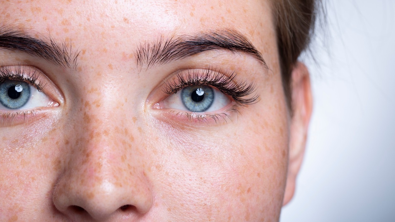 Tajomstvo dlhých mihalníc.