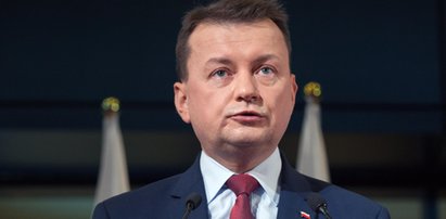 Błaszczak odcina się od Macierewicza? Dziwne tłumaczenie