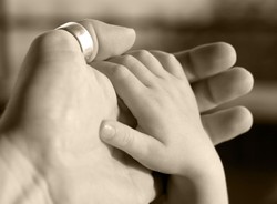 Najmniejsze sztuczne serce mocno bije u rocznego dziecka