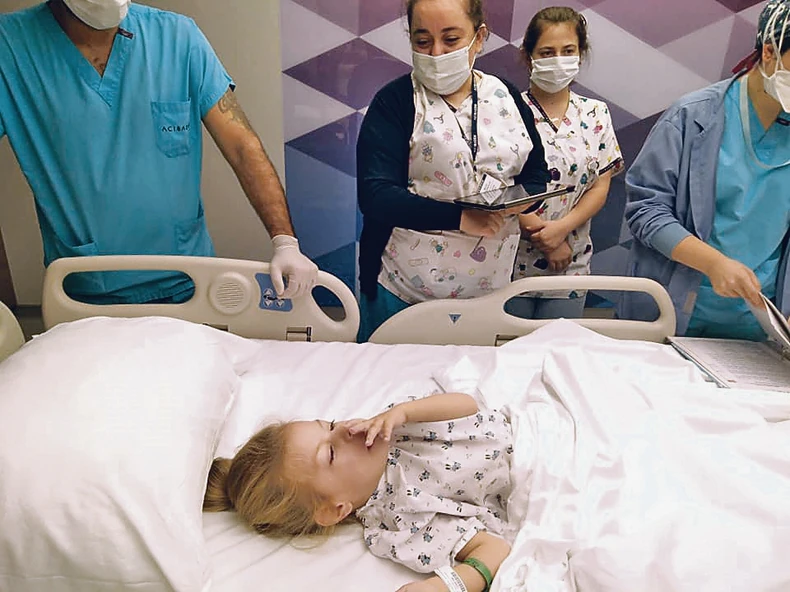 Nakon operacije koja je trajala devet sati, Mia je dobro, srećna je i nasmejana, kaže njena mama Milena