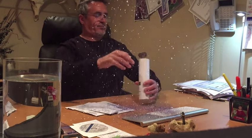 Trenutak u kom ovaj otac otvara pismo adresirano na njegovog sina