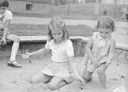 Pikuty, pomidor i skucha. Jak dobrze pamiętasz zabawy czasów PRL? [QUIZ]