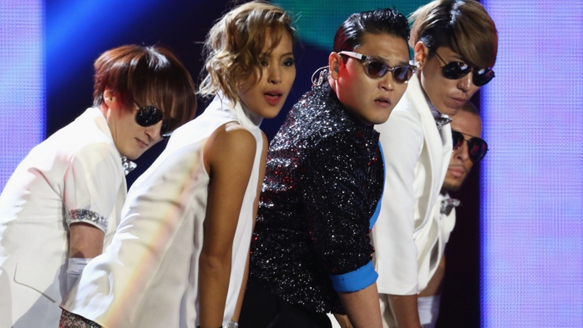 Serwis Google podał do wiadomości kwotę jaką zarobił PSY na reklamach emitowanych w YouTube przed przebojem "Gangnam Style". Koreański raper wzbogacił się o osiem milionów dolarów, czyli niecałe 25 milionów złotych.