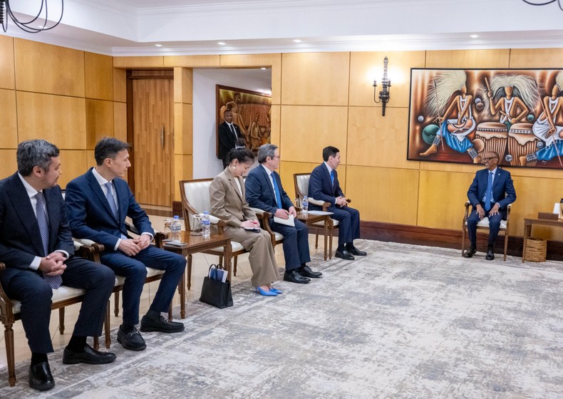 President Paul Kagame meets a delegation from Kazakhstan’s sovereign wealth fund Samruk-Kazyna at Urugwiro Village in Kigali to discuss cooperation on critical minerals and mining investment. PC-@UrugwiroVillage