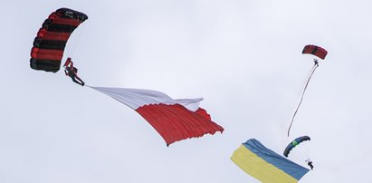 Flagi Polski i Ukrainy nad Łodzią. Spadochroniarze pokazali, że są solidarni z Ukrainą: - Nasi przyjaciele z Odessy teraz walczą