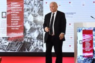 Jarosław Kaczyński podczas prezentacji raportu o stratach poniesionych przez Polskę w wyniku agresji i okupacji niemieckiej w czasie II wojny światowej